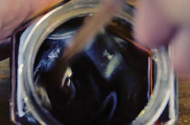 Vermischung der erwärmten Zuckermasse mit Weinsäure und Gelatine