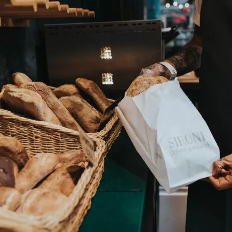 Verschiedene Backwaren von Sironi, darunter Pizza und Focaccia