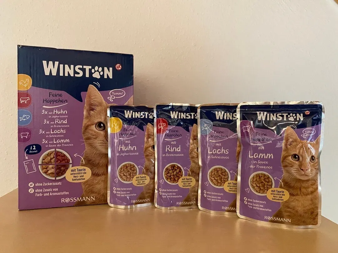 Verschiedene Beutel des Winston Feine Häppchen Katzenfutters mit Huhn, Rind, Lachs und Lamm