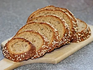 Verschiedene Brotsorten, die im Regal eines Bäckers angeboten werden.