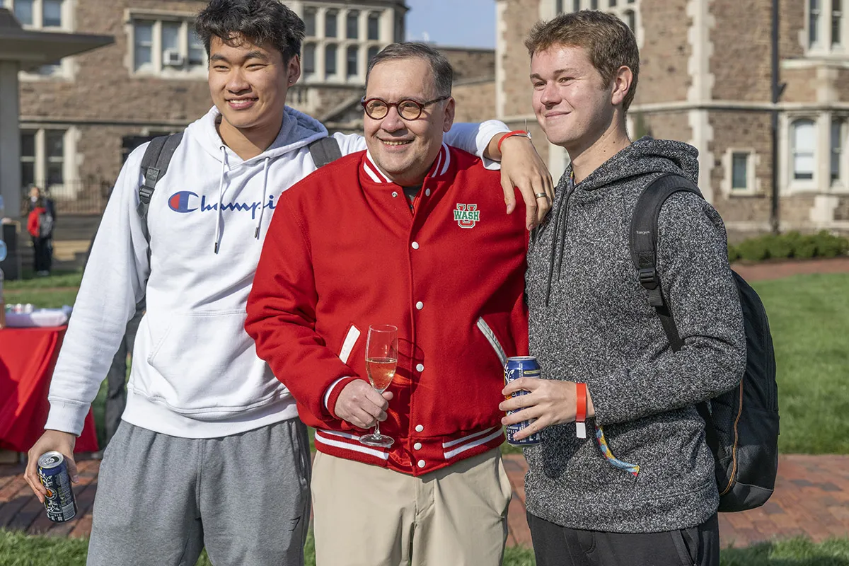 Verschiedene Brotsorten werden in einem Reise-Toaster geröstet