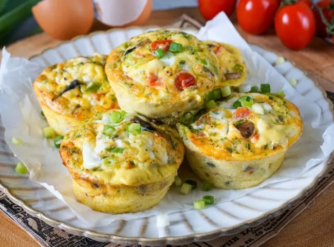 Verschiedene Eiermuffins mit Gemüse in einer Backform