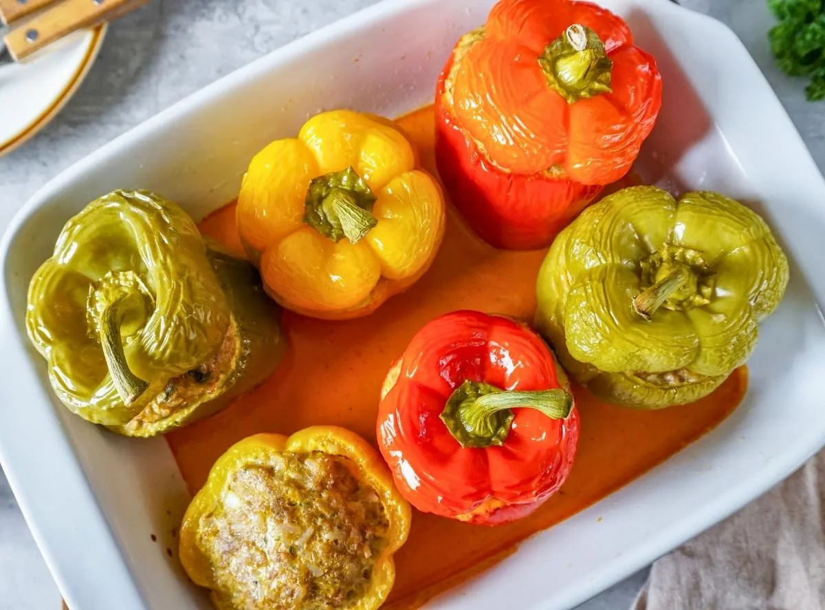 Verschiedene gefüllte Paprika auf einem Teller angerichtet, bereit zum Servieren