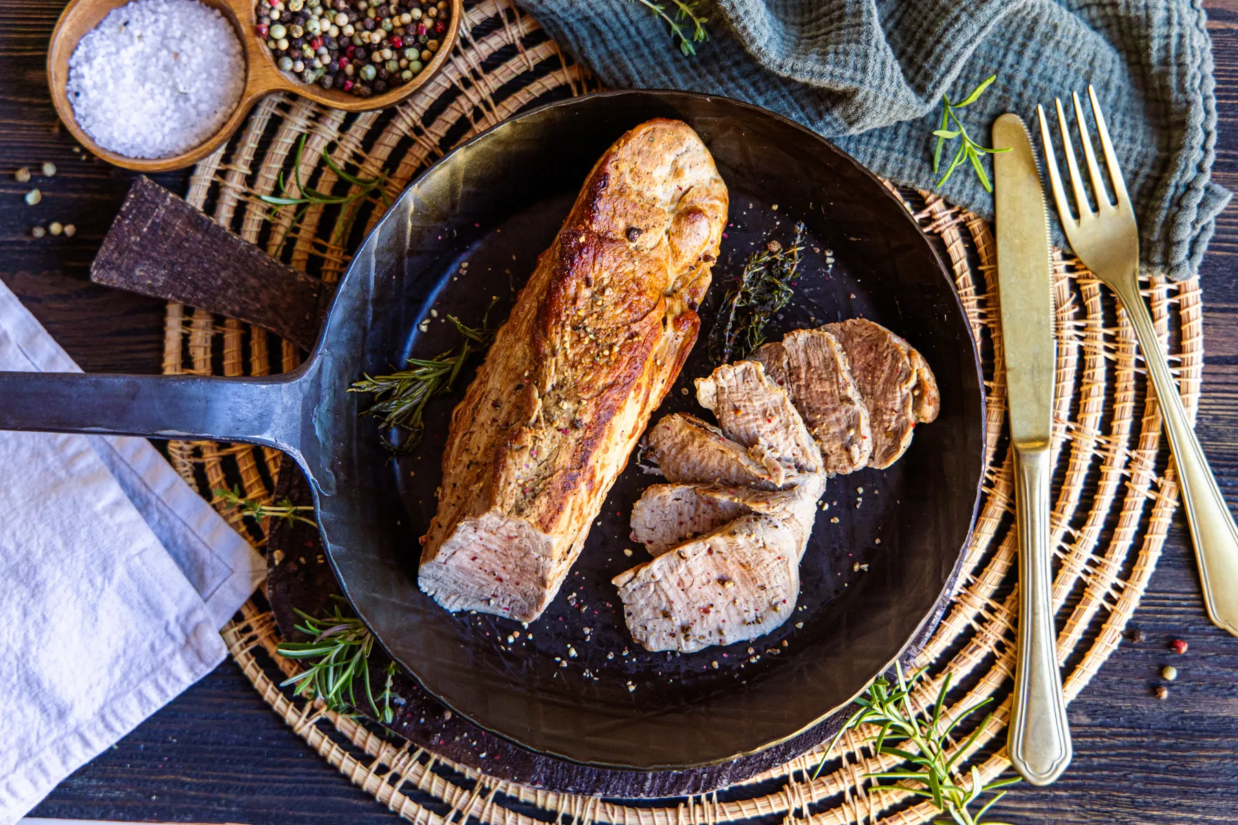 Verschiedene Gewürze und Kräuter stehen bereit, um das Schweinefilet nach Belieben zu verfeinern und ihm individuelle Geschmacksnoten zu verleihen.