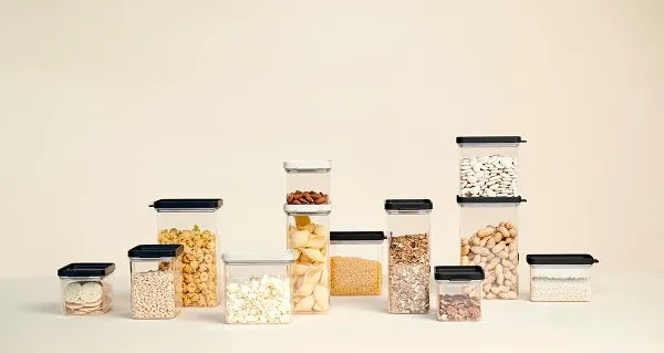 Verschiedene Größen von Mepal Aufbewahrungsdosen, stapelbar und in verschiedenen Farben.