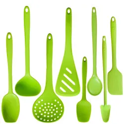 Verschiedene Küchenhelfer aus Silikon, wie Pfannenwender und Kellen, für eine einfache Handhabung beim Backen