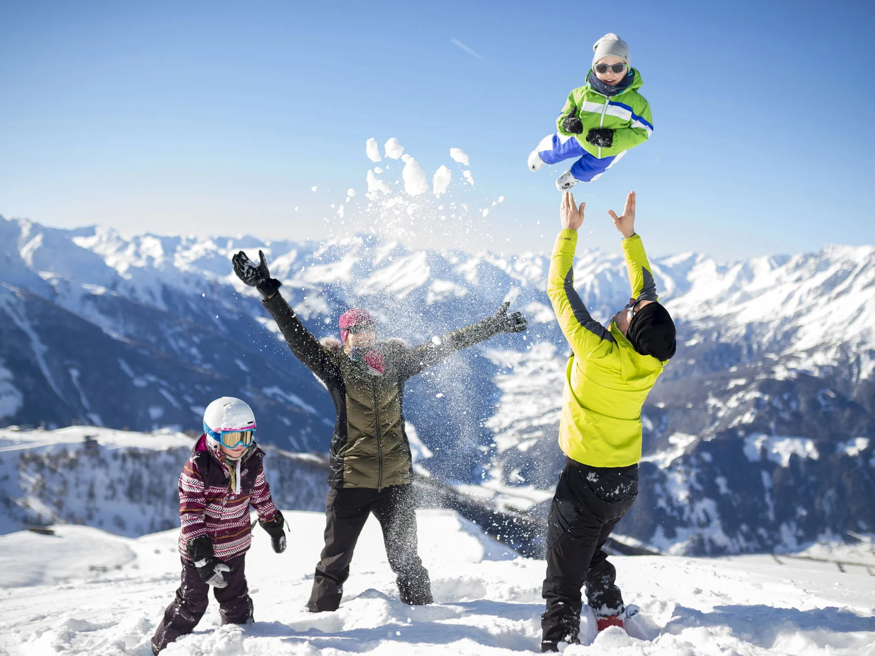 Verschneite Berglandschaft und Skipisten in Matrei in Osttirol