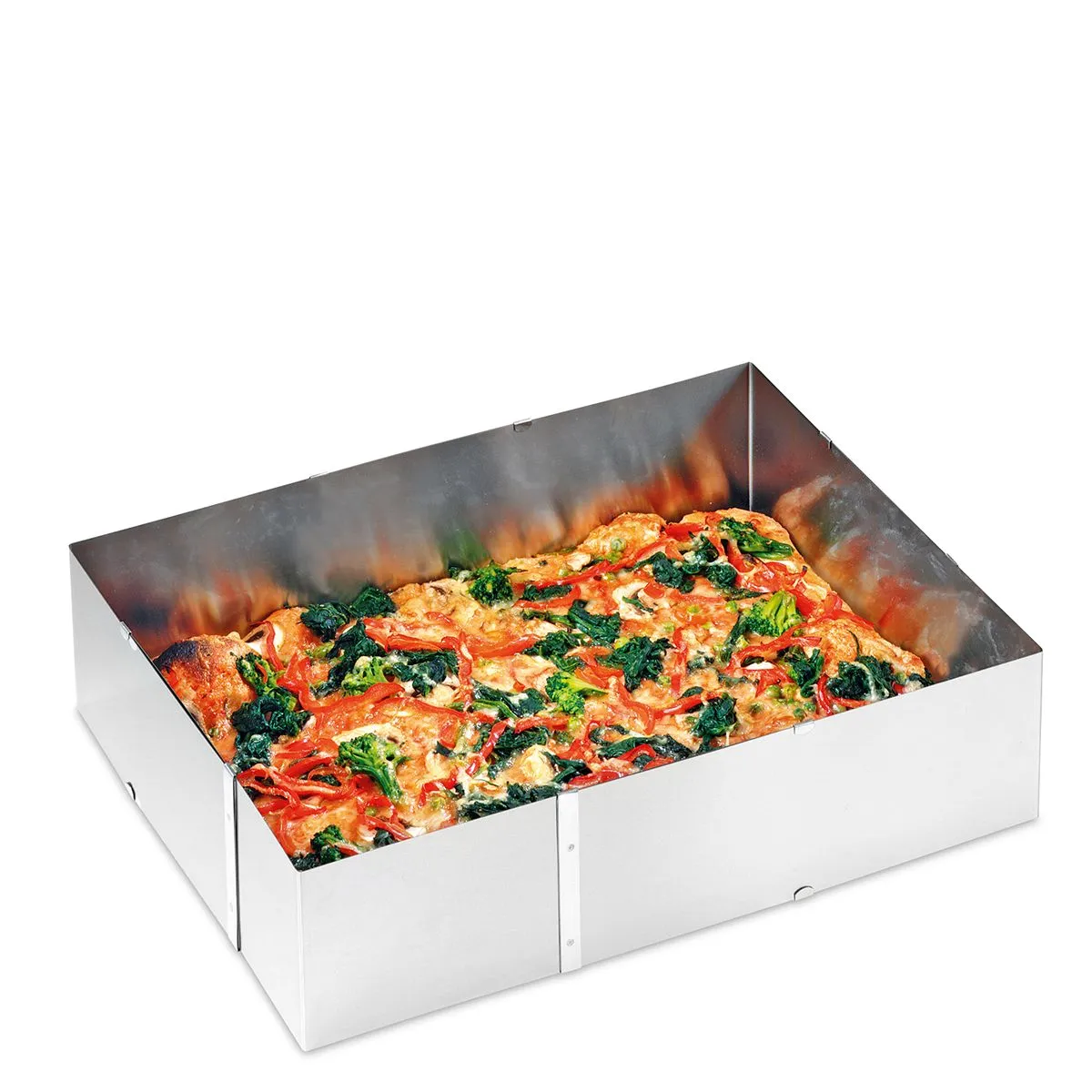 Verstellbarer rechteckiger Backrahmen aus Edelstahl, gefüllt mit einem leckeren Gemüseauflauf aus Paprika, Spinat und Brokkoli