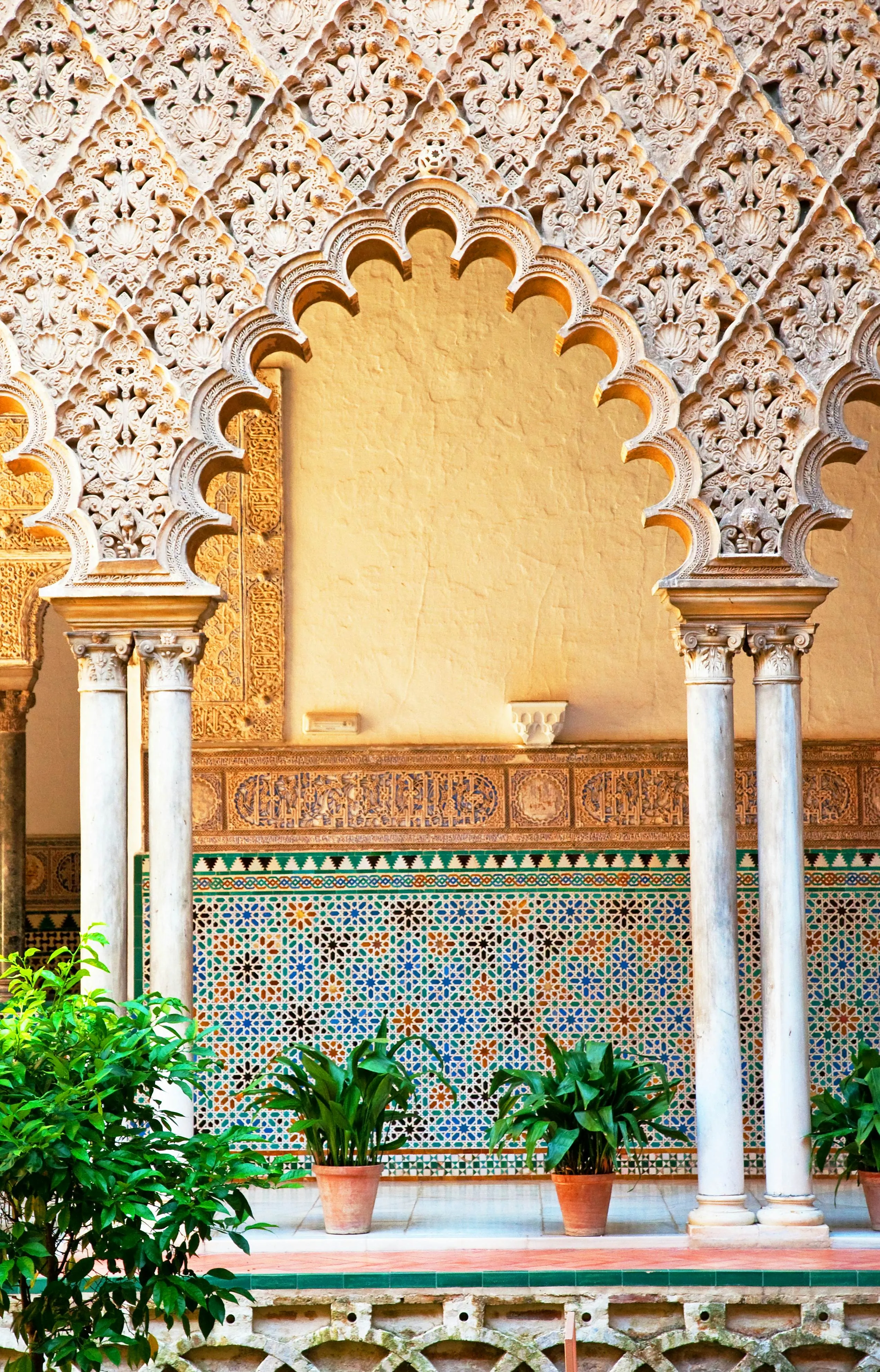 Verzierter Bogen mit leuchtenden Farben