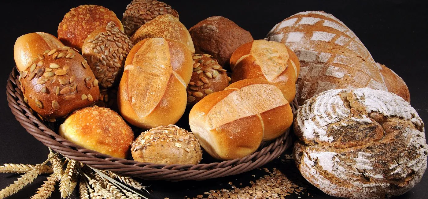 Vielfältige Auswahl an frischen Backwaren, bereit zum Versand