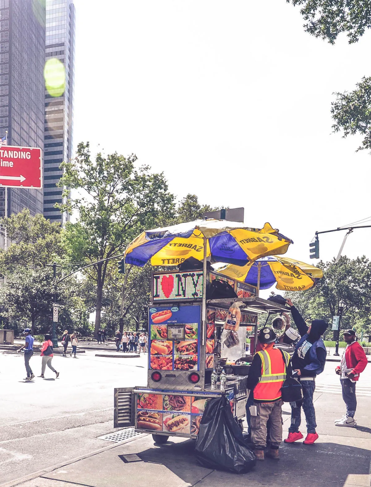 Vielfältige Essensstände bieten schnelle Mahlzeiten für unterwegs