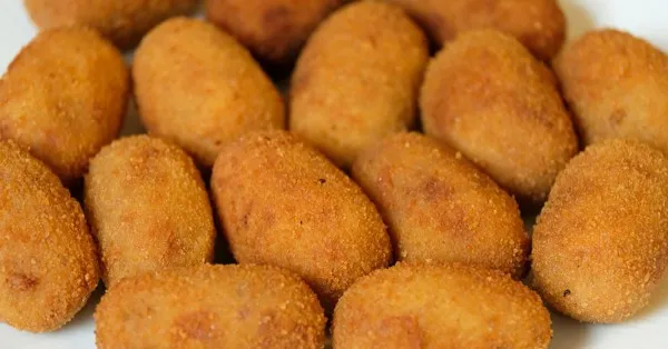 Vielfältige spanische Kroketten in verschiedenen Geschmacksrichtungen