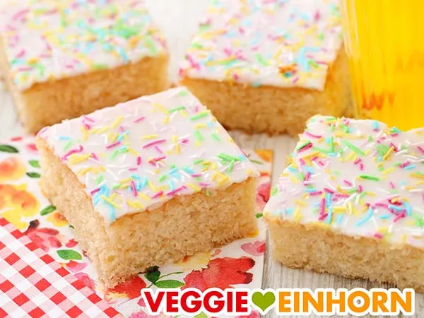 Vier Stück Blechkuchen und ein Glas Fanta