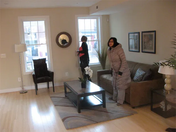 Violeta Roman im Wohnzimmer ihres Hauses bei der ersten Besichtigung