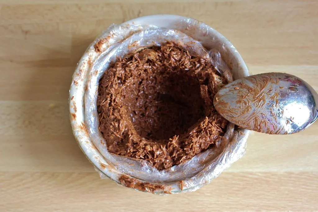 Vogelnest aus Schokolade und Cornflakes, mit einer Frischhaltefolien-Wurst am Rand für eine geschlossene Optik