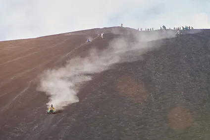 Volcano Boarding auf einem Vulkanhang