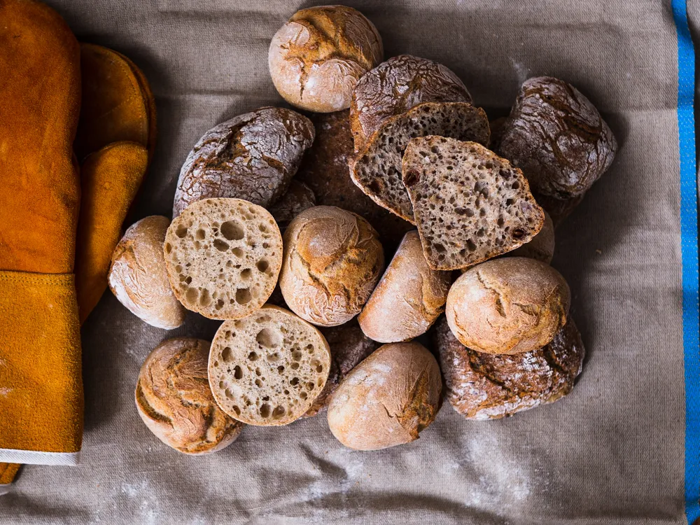 Vollkorn-Müslibrötchen mit Saaten bestreut
