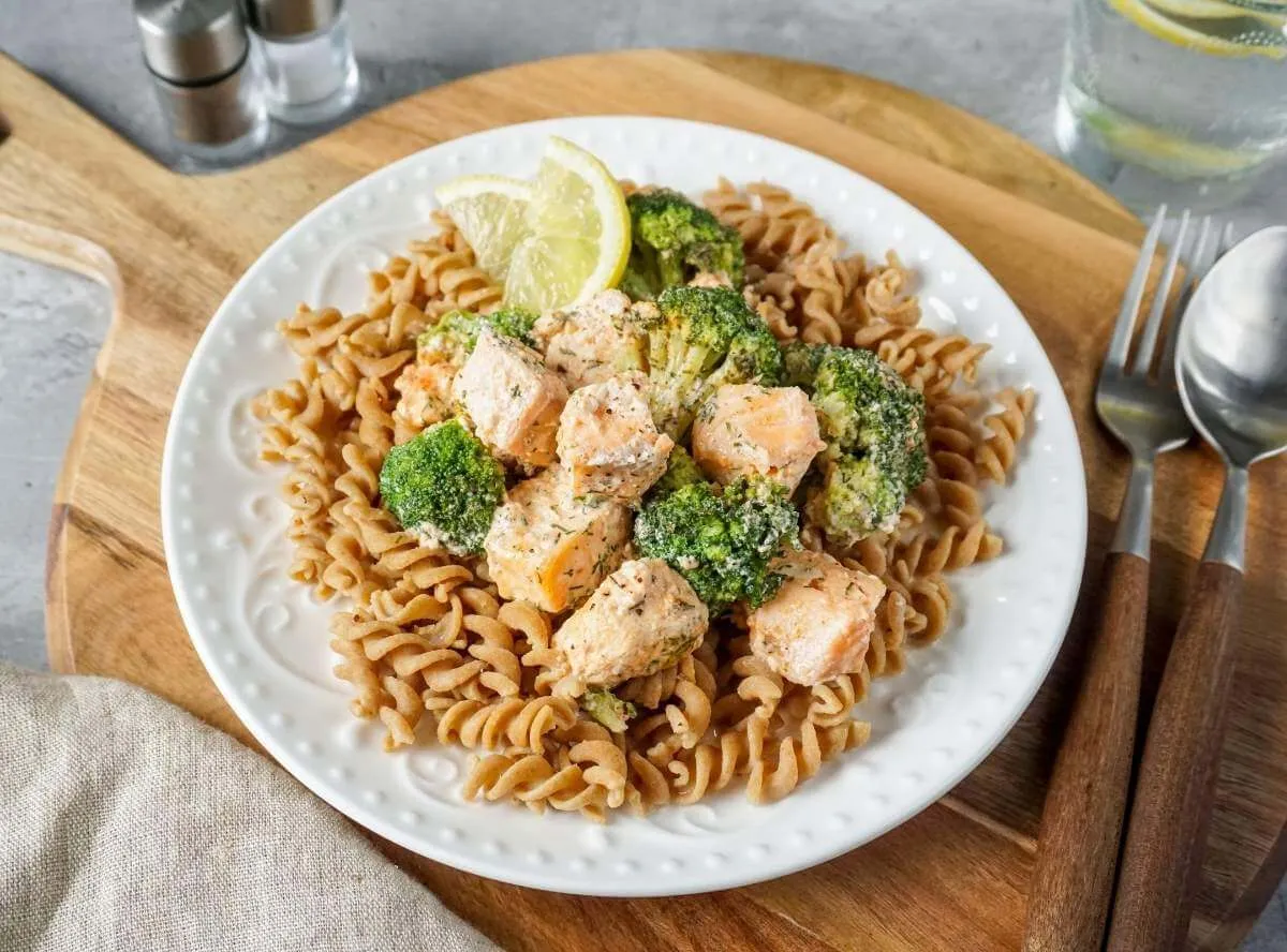 Vollkornnudeln mit Lachs-Sahne-Sauce und frischem Brokkoli