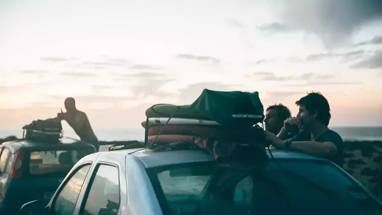 Vorbereitung auf Surf-Abenteuer in Marokko
