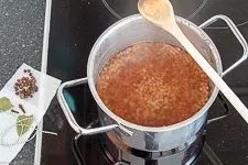 Vorbereitung der Linsen und Gewürze