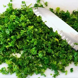 Vorgehackte Kräuter vor dem Mixen für das Grüne Soße Rezept