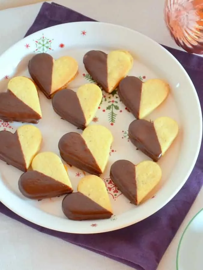 Wachauer Herzen, zarte Mürbteigkekse mit Marillenmarmelade und Schokoladenüberzug