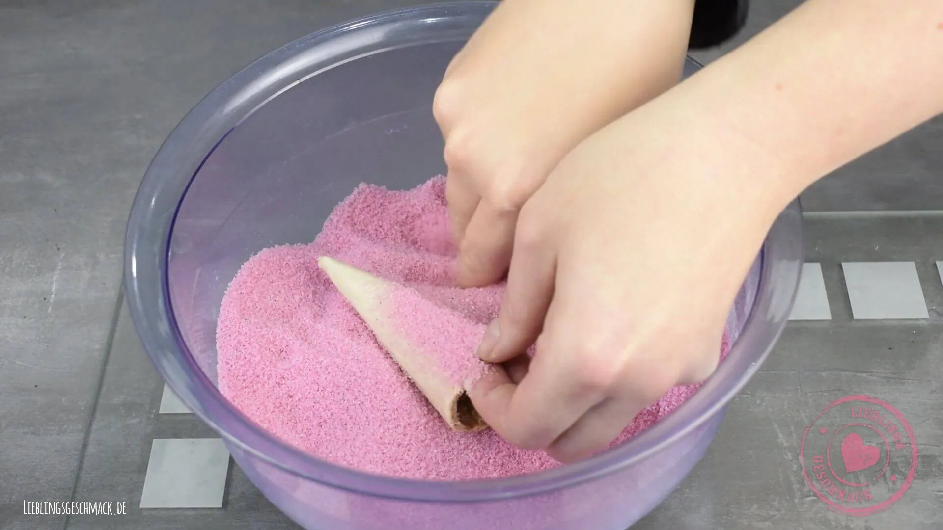 Waffeltüten werden mit Schokolade und Streuseln dekoriert