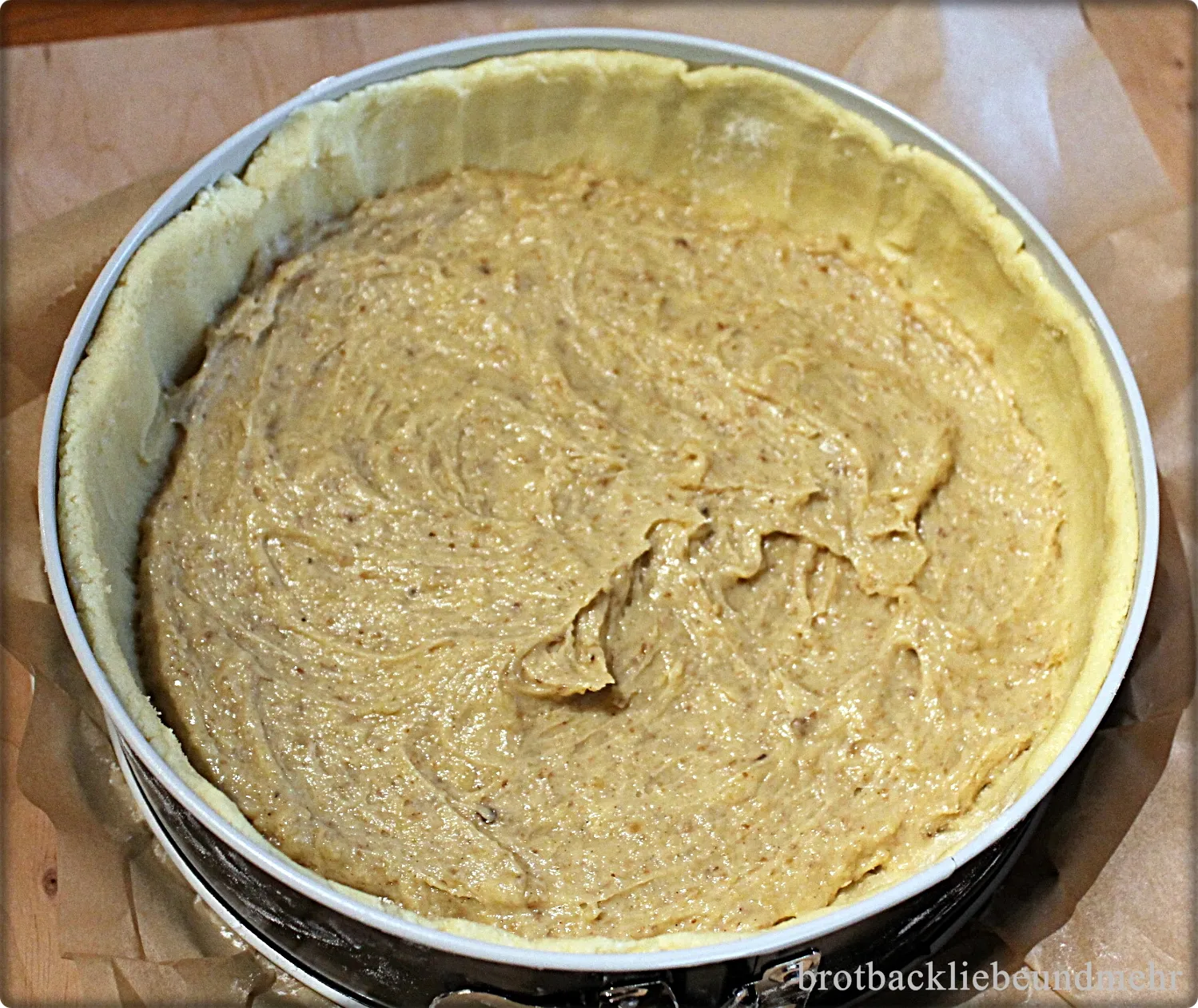 Walnussteig auf Mürbteigboden in der Backform