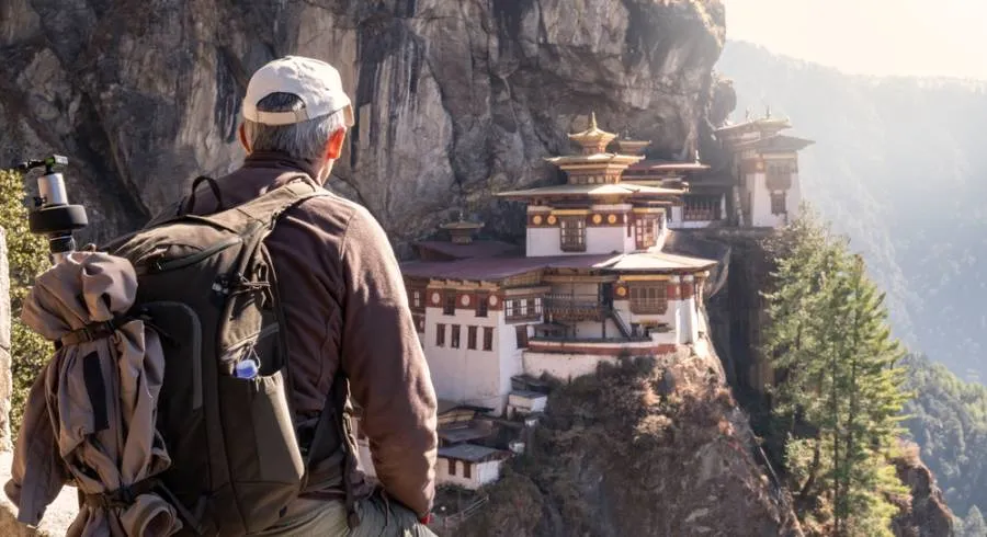 Wanderer genießen die Natur bei einer Trekkingtour in Bhutan