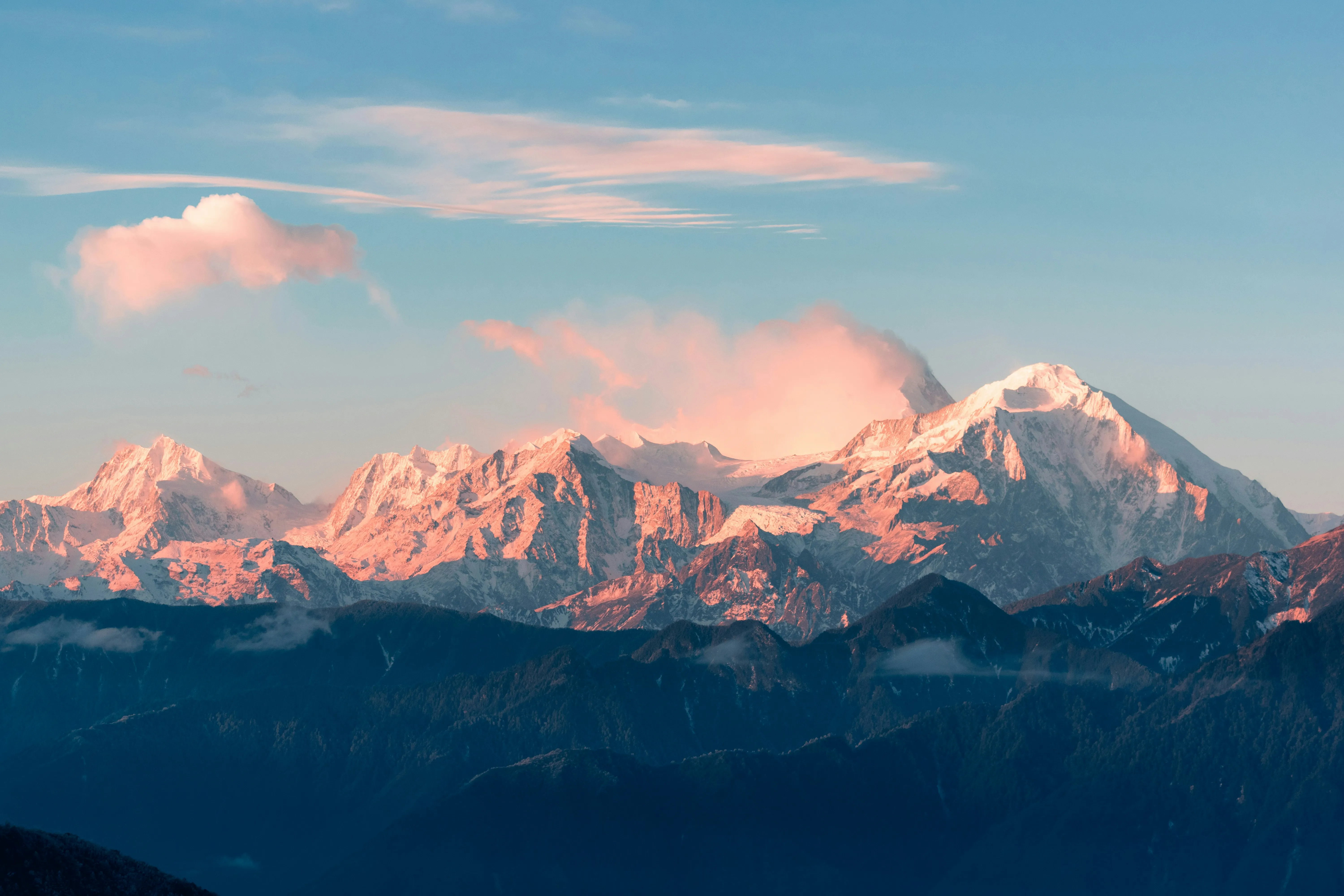 Wanderer genießt die Aussicht auf die malerischen bayerischen Alpen bei Sonnenuntergang