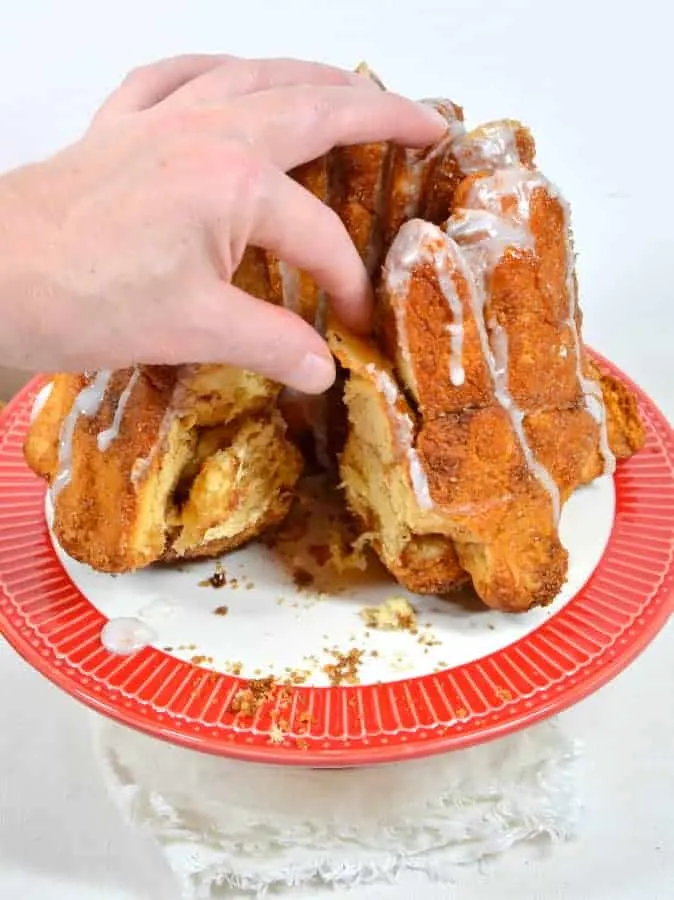 Warmes, gezupftes Monkey Bread mit Zimtzucker bestreut, servierfertig