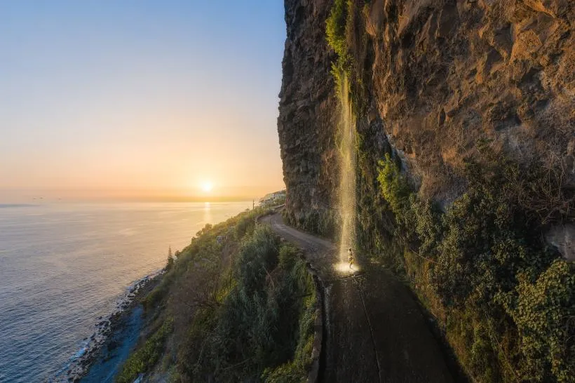 Wasserfall und Küstenstraße auf Madeira