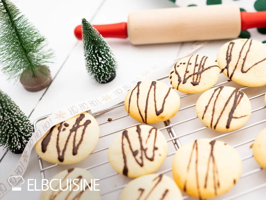 Weiche Cheesecake-Cookies, dekoriert mit Schokoladenglasur