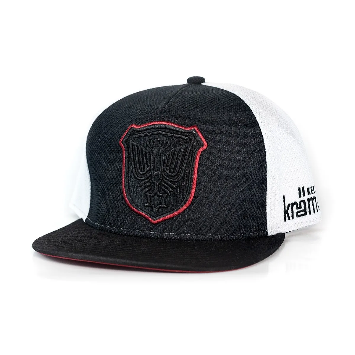 Weiße Snapback-Kappe mit dem Krämer Emblem auf der Vorderseite