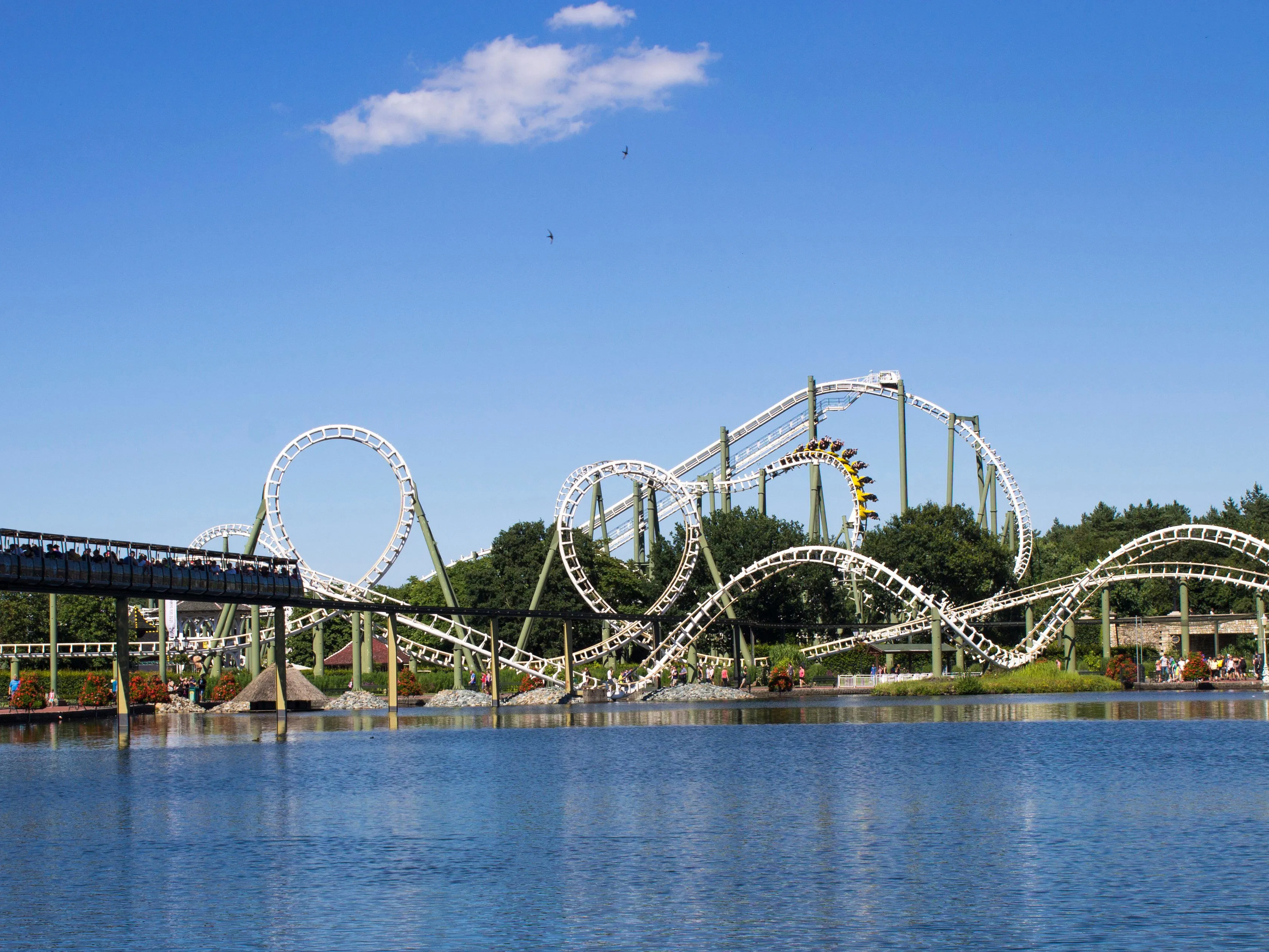 Weite Felder und ein Hotelgebäude im Grünen unter blauem Himmel, das Ruhe und Natur verspricht