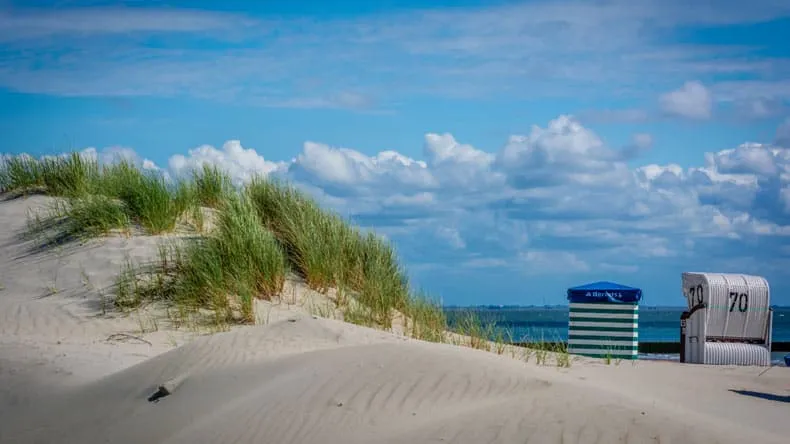 Weitläufige Dünenlandschaft auf Borkum, einer der größten ostfriesischen Inseln