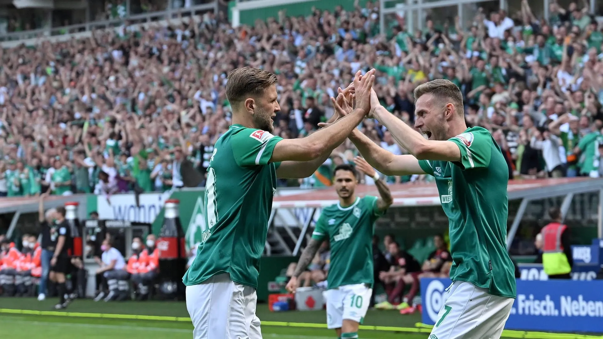 Werder Bremen-Spieler feiern den Aufstieg in die Bundesliga am letzten Spieltag der Saison