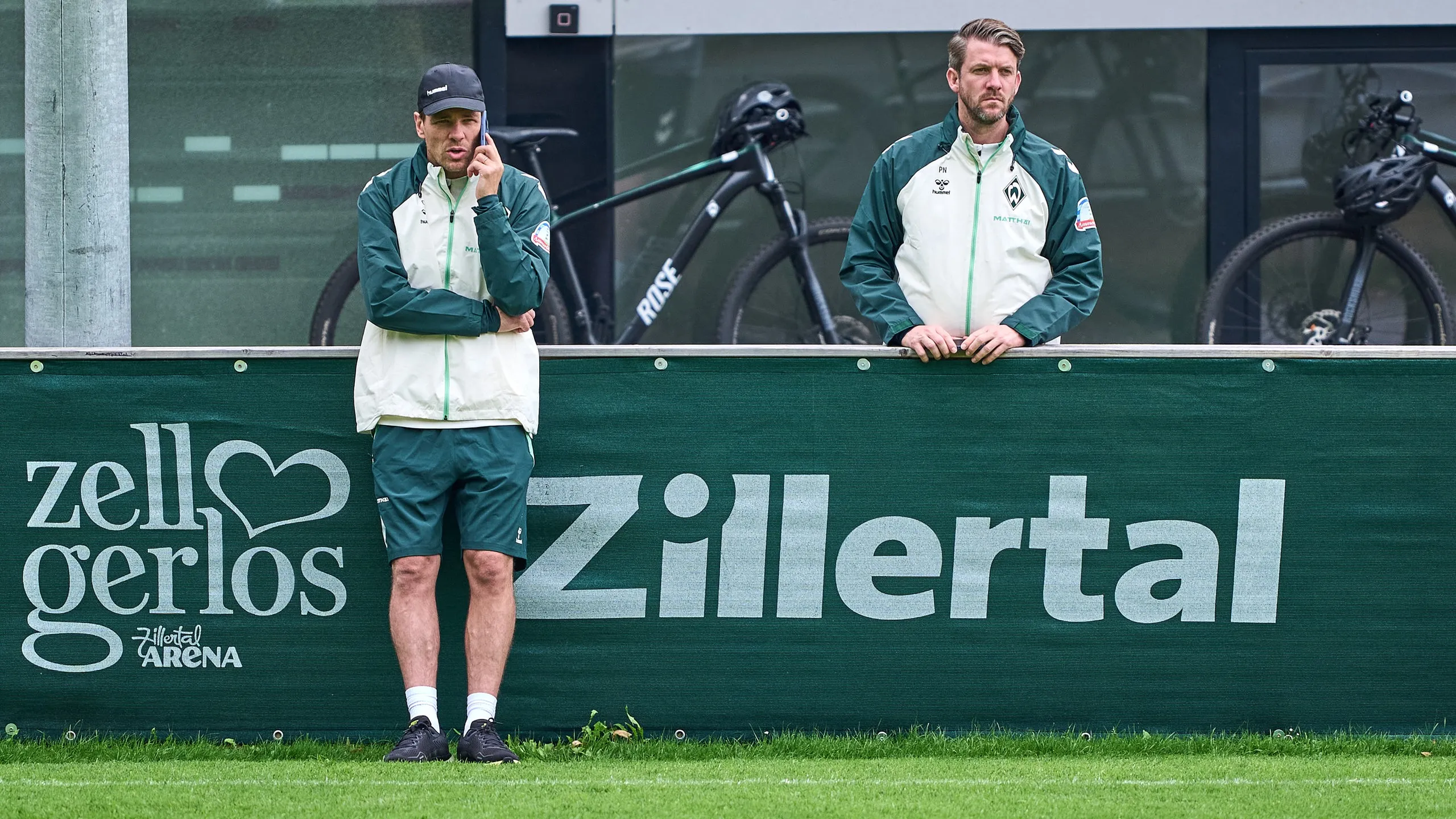 Werder-Geschäftsführer Clemens Fritz und Sportlicher Leiter Peter Niemeyer im Gespräch über Transferaktivitäten.