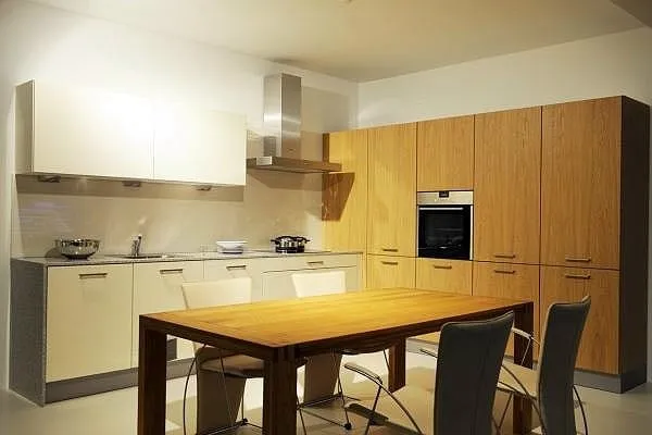 Werksverkauf Küchen: Moderne L-Küche mit Lack- und Holzfronten