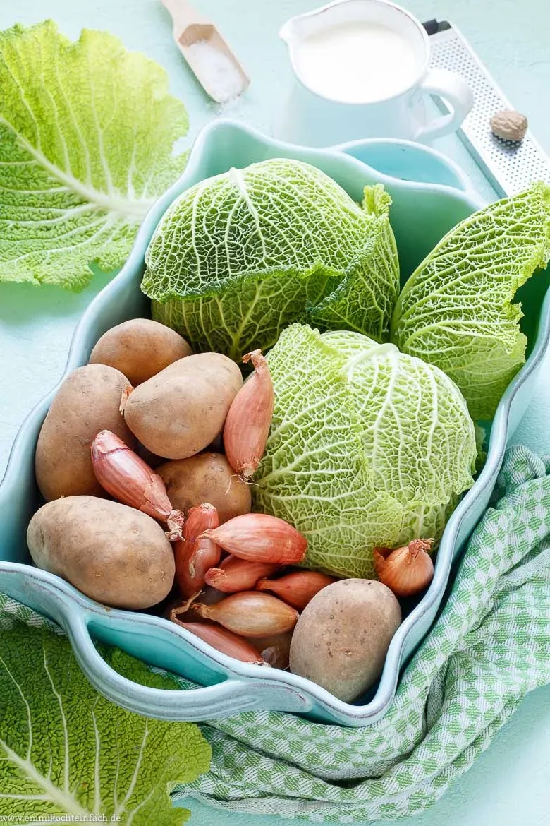 Wirsing-Kartoffel-Auflauf mit goldbrauner Käsekruste, frisch aus dem Ofen servierbereit