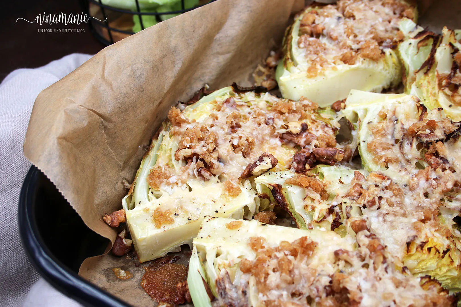 Wirsingscheiben auf einem Backblech, bereit für den Ofen