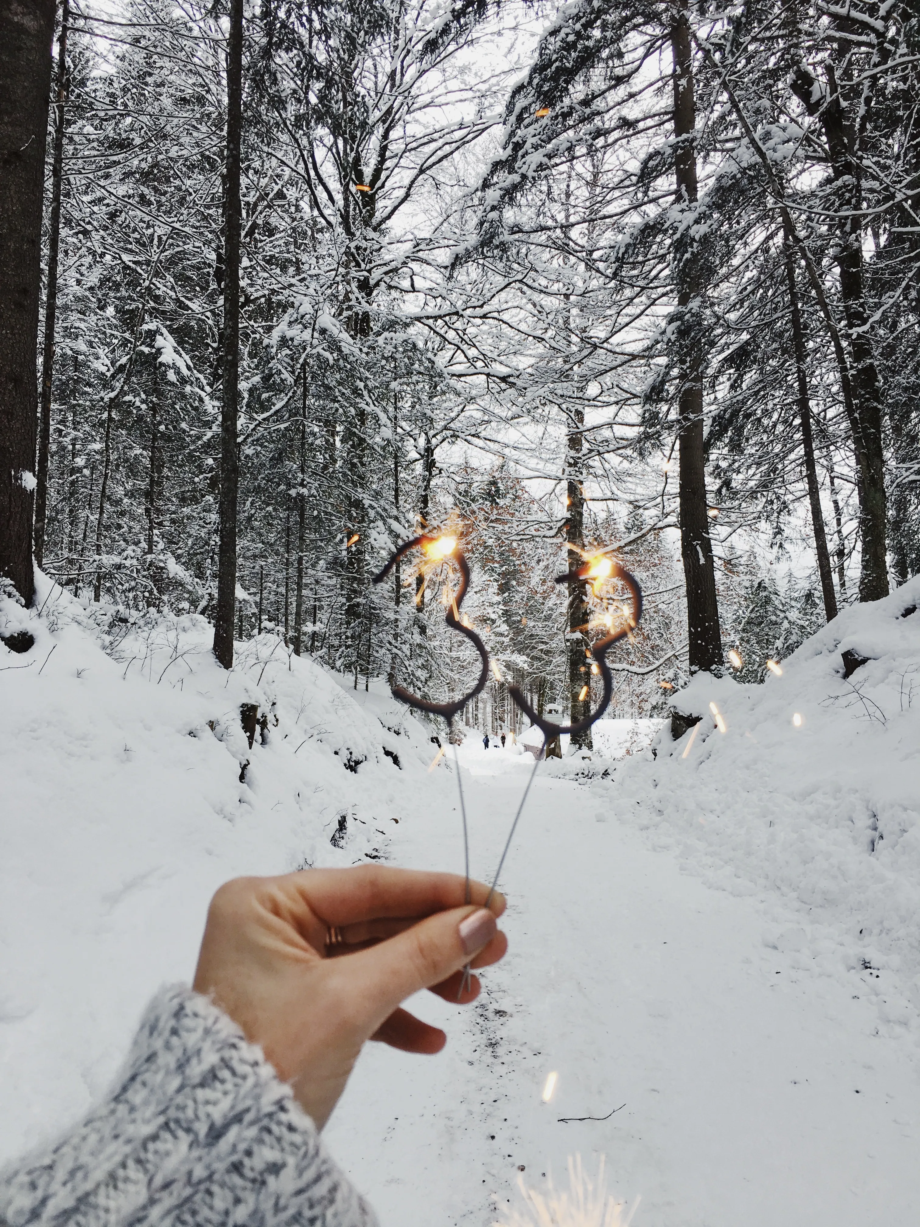 Wunderkerzen funkeln im verschneiten Wald, ein magischer Moment