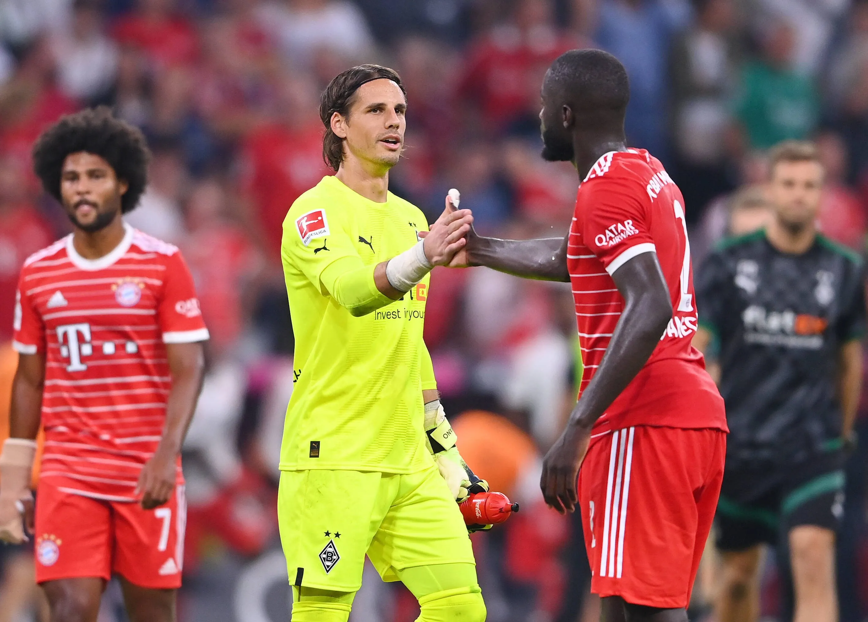Yann Sommer pariert einen Schuss des FC Bayern München in der Allianz Arena