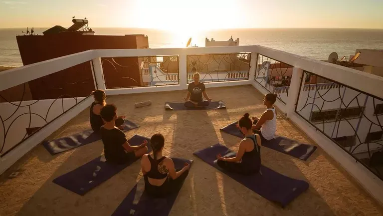 Yoga auf der Rooftop-Terrasse mit Meerblick
