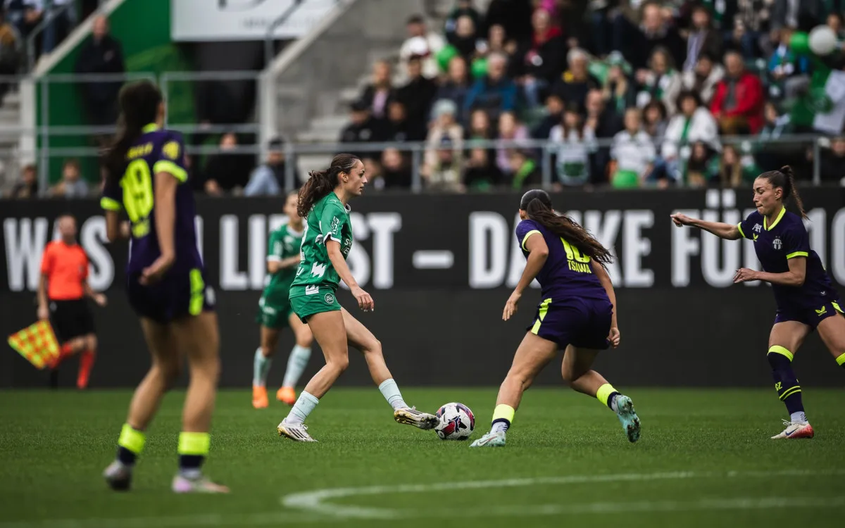 Zahlreiche Fans des FC St. Gallen im Stadion, jubelnd mit Fahnen und Schals, um ihr Team zu unterstützen.
