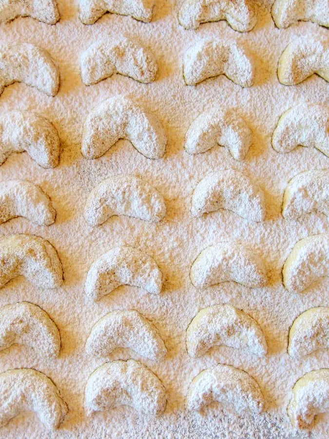 Zarte Vanillekipferl, perfekt für die Weihnachtszeit gebacken und mit Puderzucker bestäubt