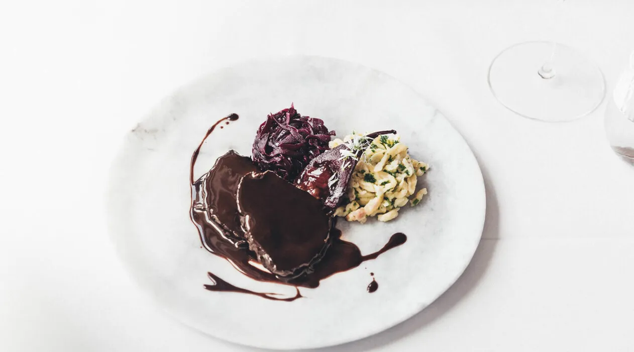 Zarter Hirschbraten mit kräftiger Soße, bereit zum Servieren