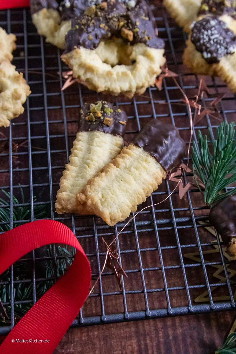 Zartes Spritzgebäck mit Schokolade und Pistazien