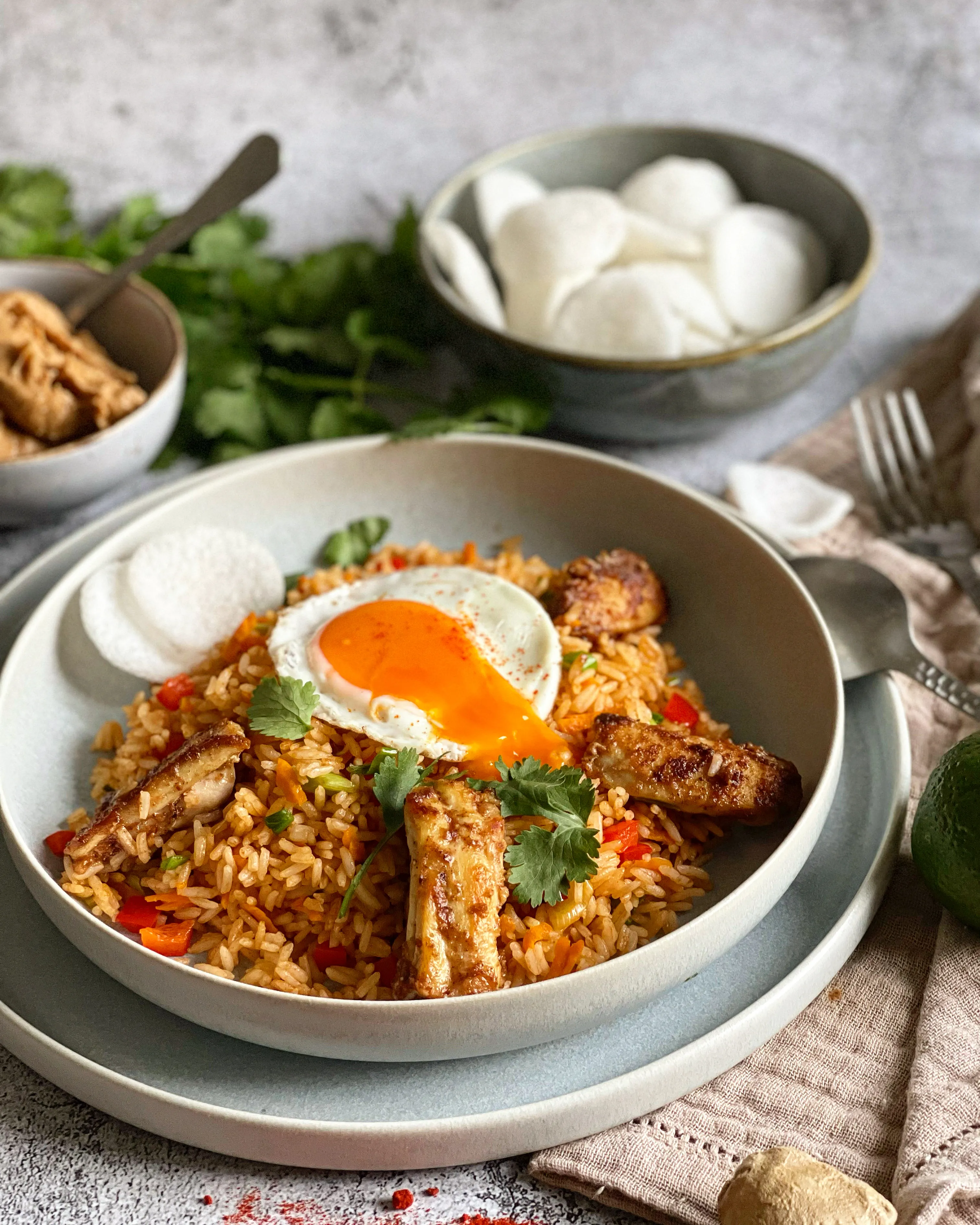 Zerkleinerte Chilischoten und Frühlingszwiebeln als vorbereitete Zutaten für das Nasi Goreng