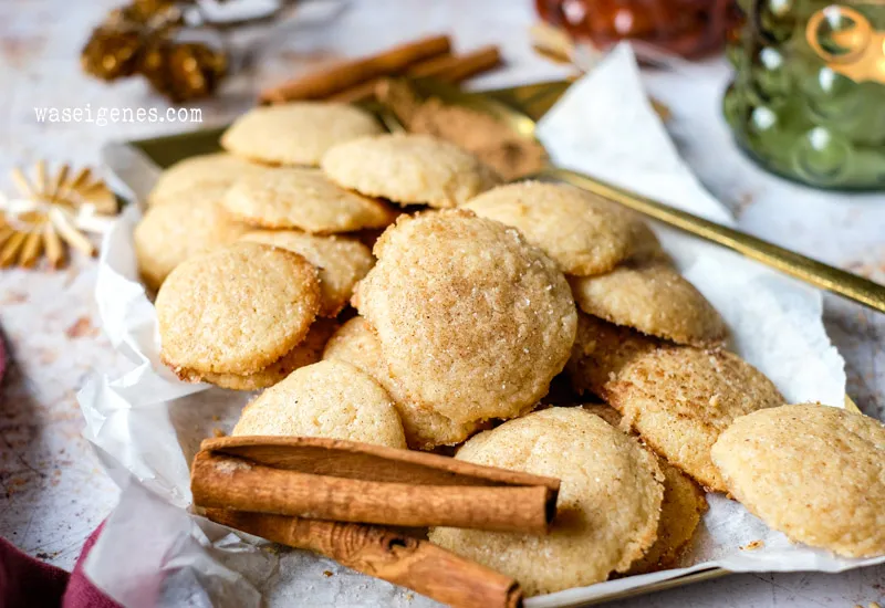 Zimtkekse mit Zucker-Zimt-Mischung bestreut, bereit zum Backen